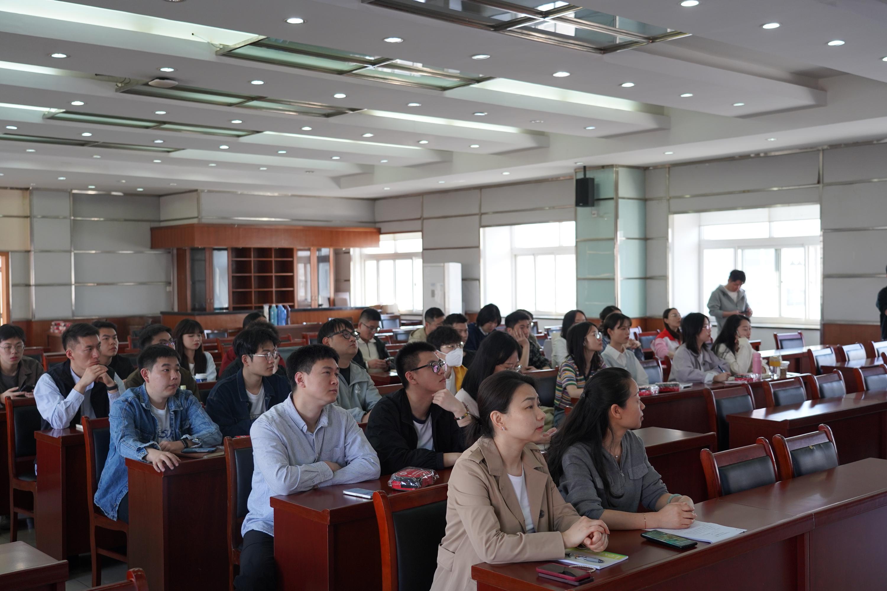 我校于3月25日组织了公寓辅导员红十字救护员取证培训,邀请校医院陈锡媛和艺术与传播学院辅导员马清骁授课。学工部部长杨娜出席本次培训会。