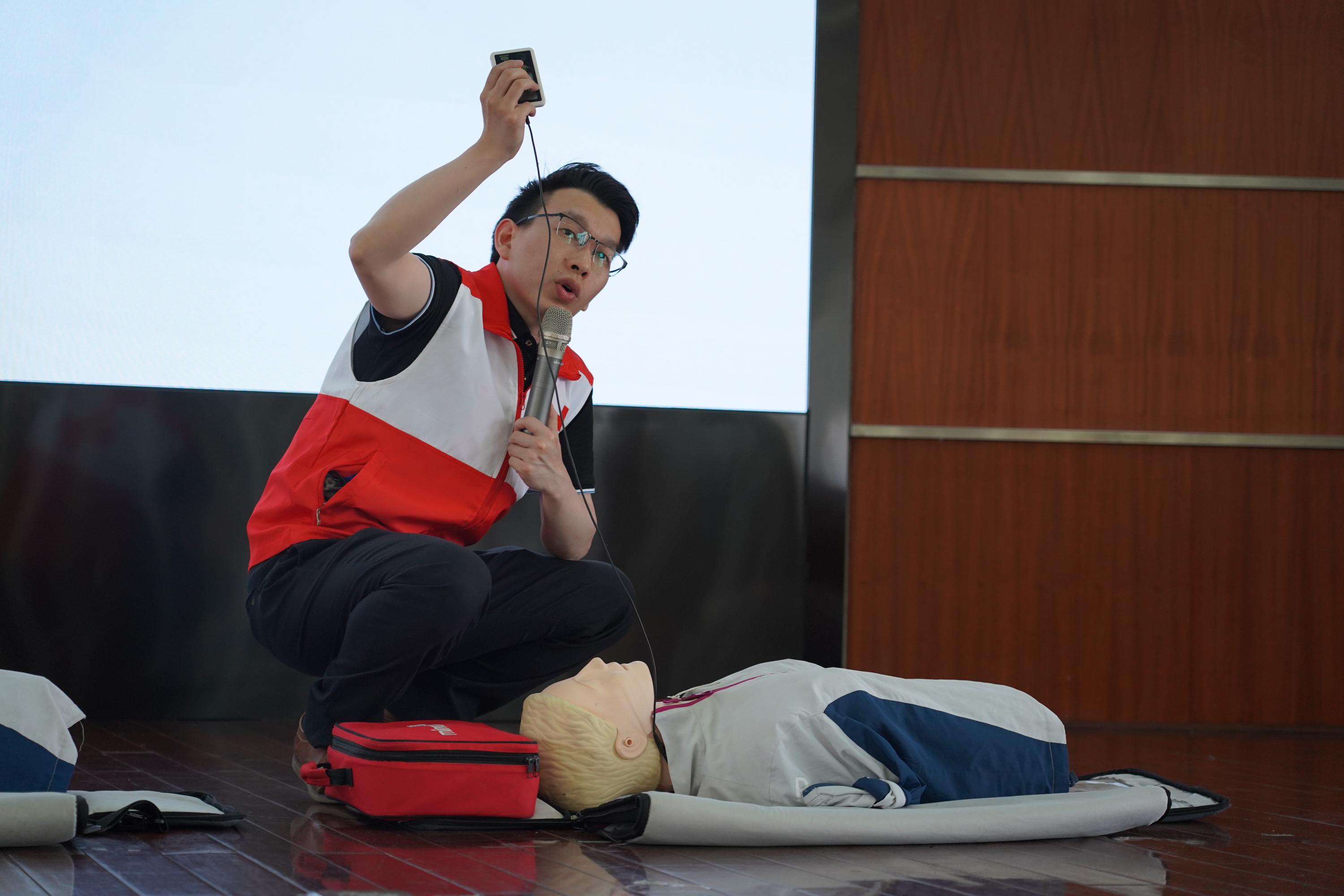 我校于3月25日组织了公寓辅导员红十字救护员取证培训,邀请校医院陈锡媛和艺术与传播学院辅导员马清骁授课。学工部部长杨娜出席本次培训会。