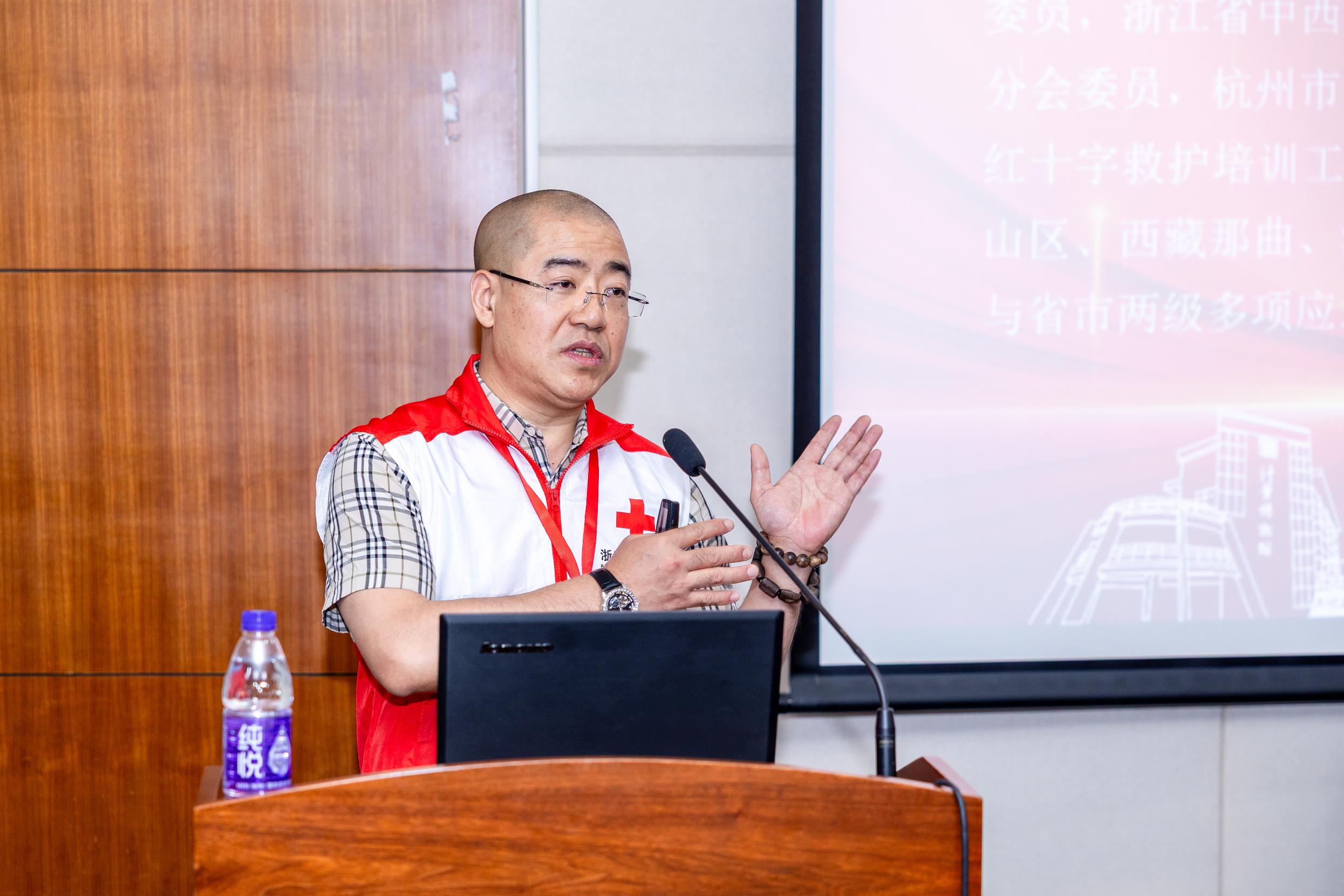 4月16日,我校“启明讲坛”第十四讲在环宇楼T302举行。杭州中西医结合医院院长助理 ,急救中心主任李治作题为《守护生命,“救”在身边:常见急症的现场应急救护》的讲座。