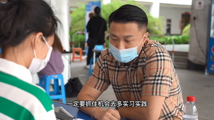 6月9日,“相约在高新”2022年实习生专场招聘会在我校天问科技楼活动广场顺利举行。