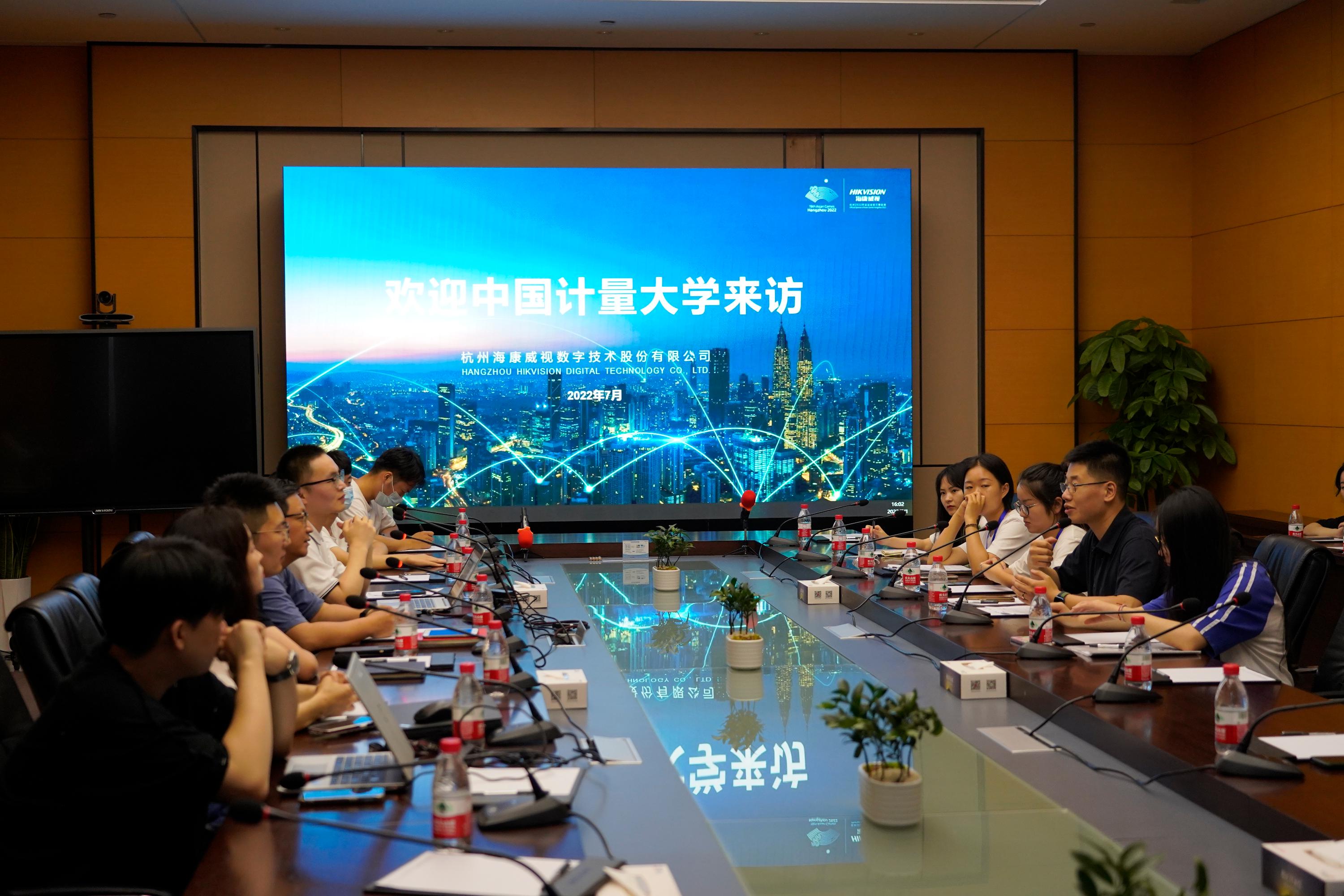 7月1日,就业指导中心教师王天北带领暑期实践团队走访调研杭州海康威视数字技术股份有限公司。海康威视技术总监宗正明、招聘经理刘恒等人对我校师生的到来表示热烈的欢迎。