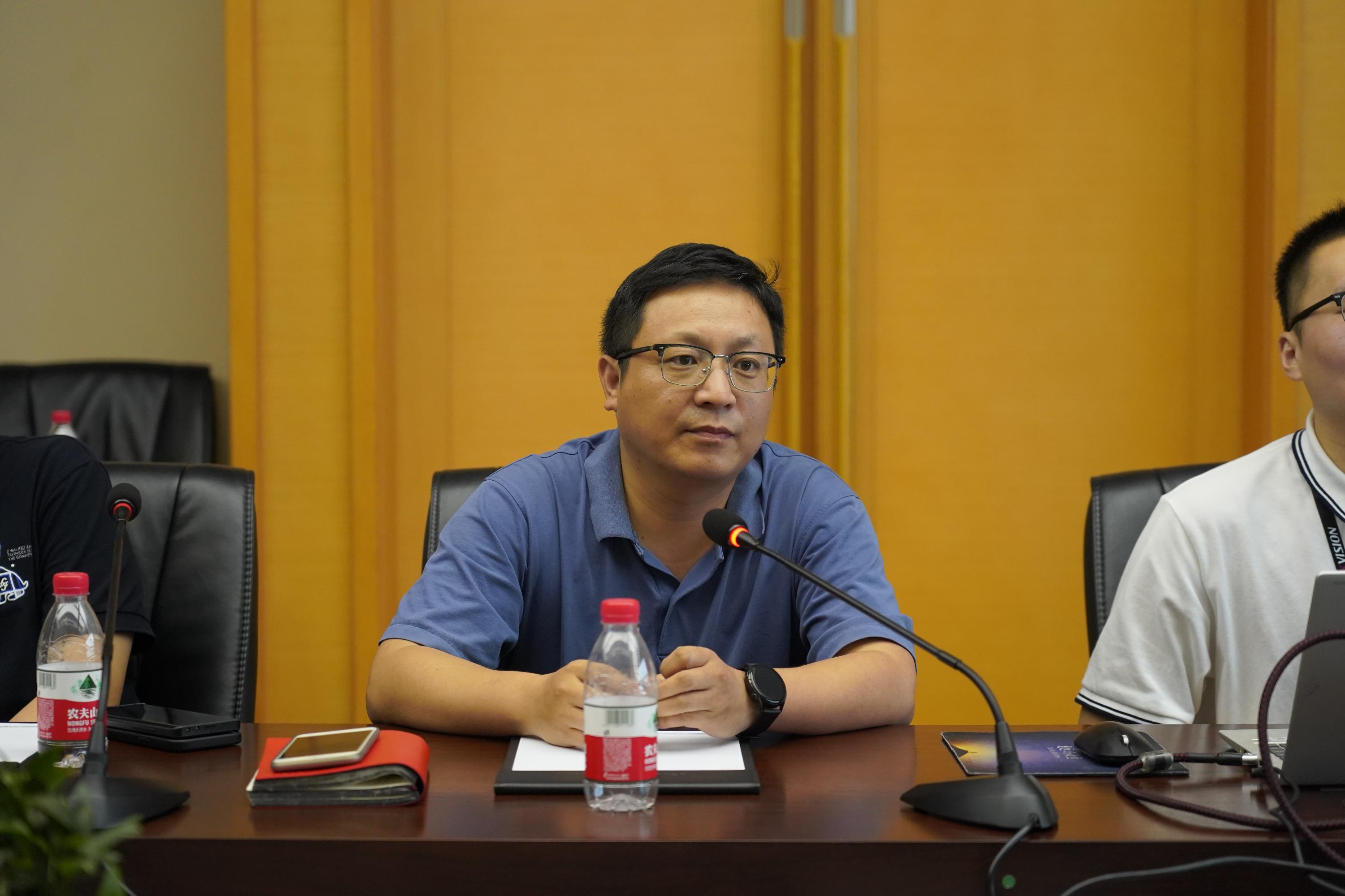 7月1日,就业指导中心教师王天北带领暑期实践团队走访调研杭州海康威视数字技术股份有限公司。海康威视技术总监宗正明、招聘经理刘恒等人对我校师生的到来表示热烈的欢迎。