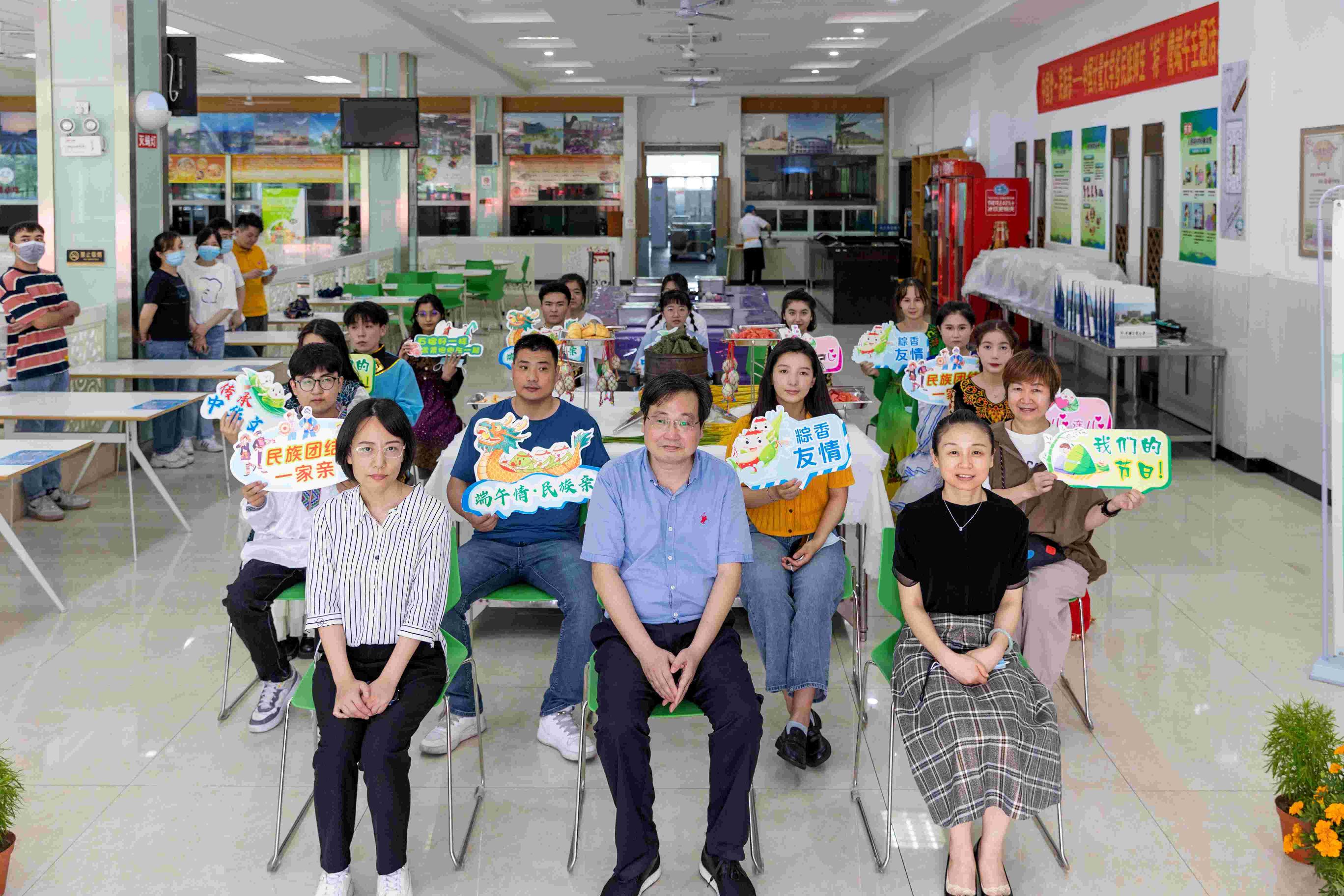 中国计量大学举行“中国梦·民族亲”多民族师生“粽”情端午主题活动,来自学校10余个民族的名师生一起包粽子迎端午。