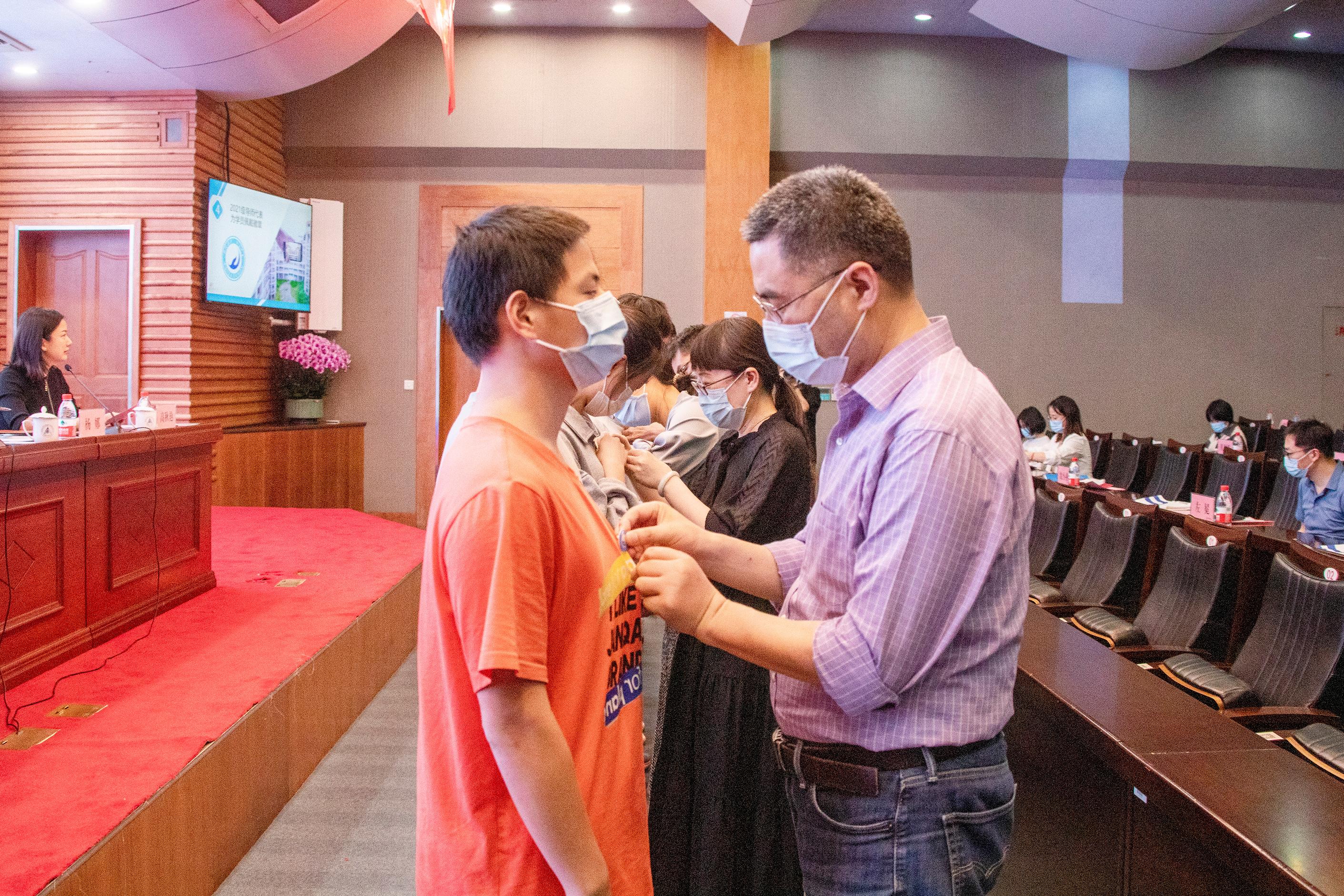 导师为学员佩戴徽章