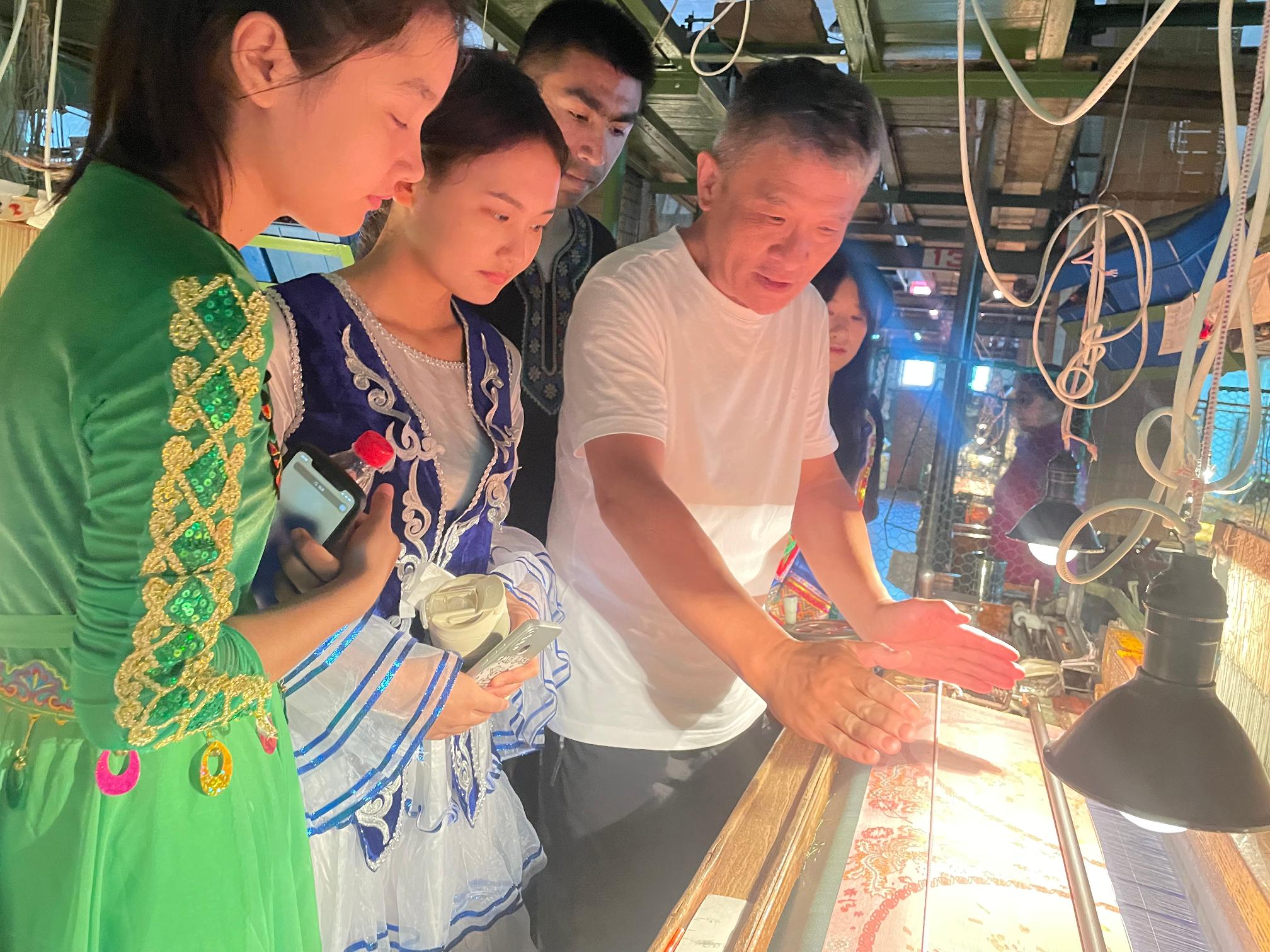 杭州都锦生织锦技艺传承人苗雨痕老师在车间和同学们讲解