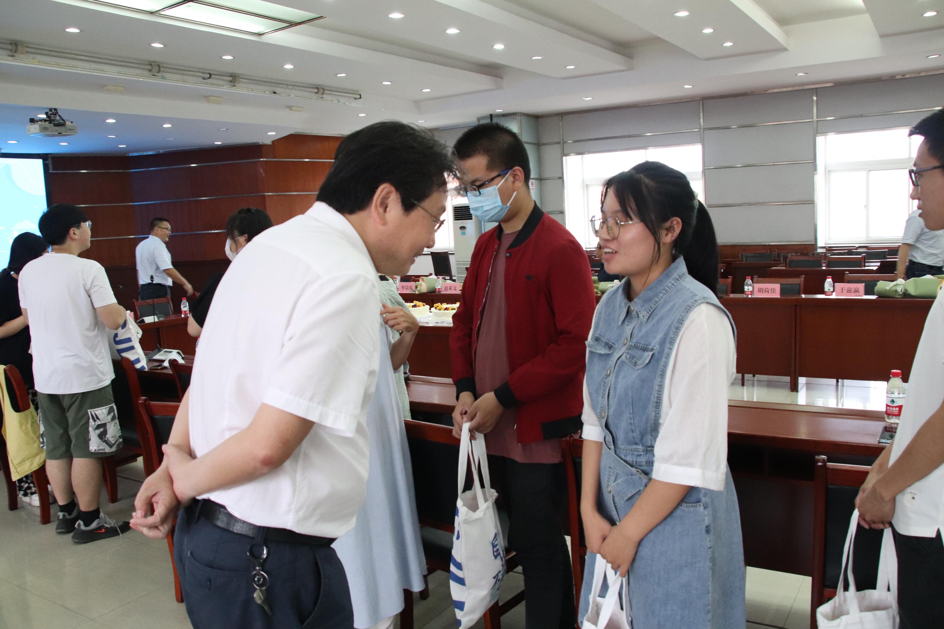 程刚与2018天健学员艾冰艳交谈