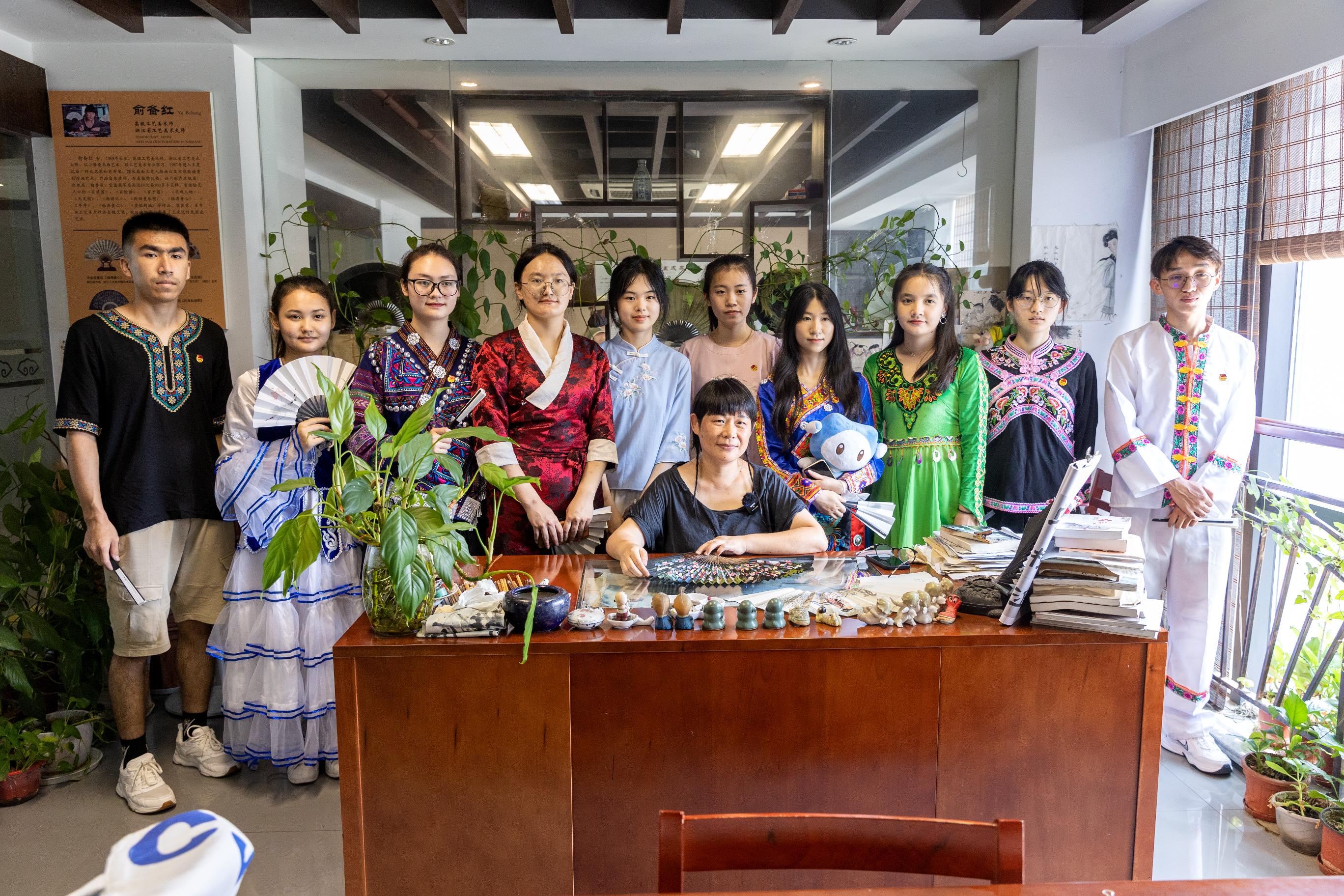 多民族学生与王星记非遗传承人俞备红老师一起