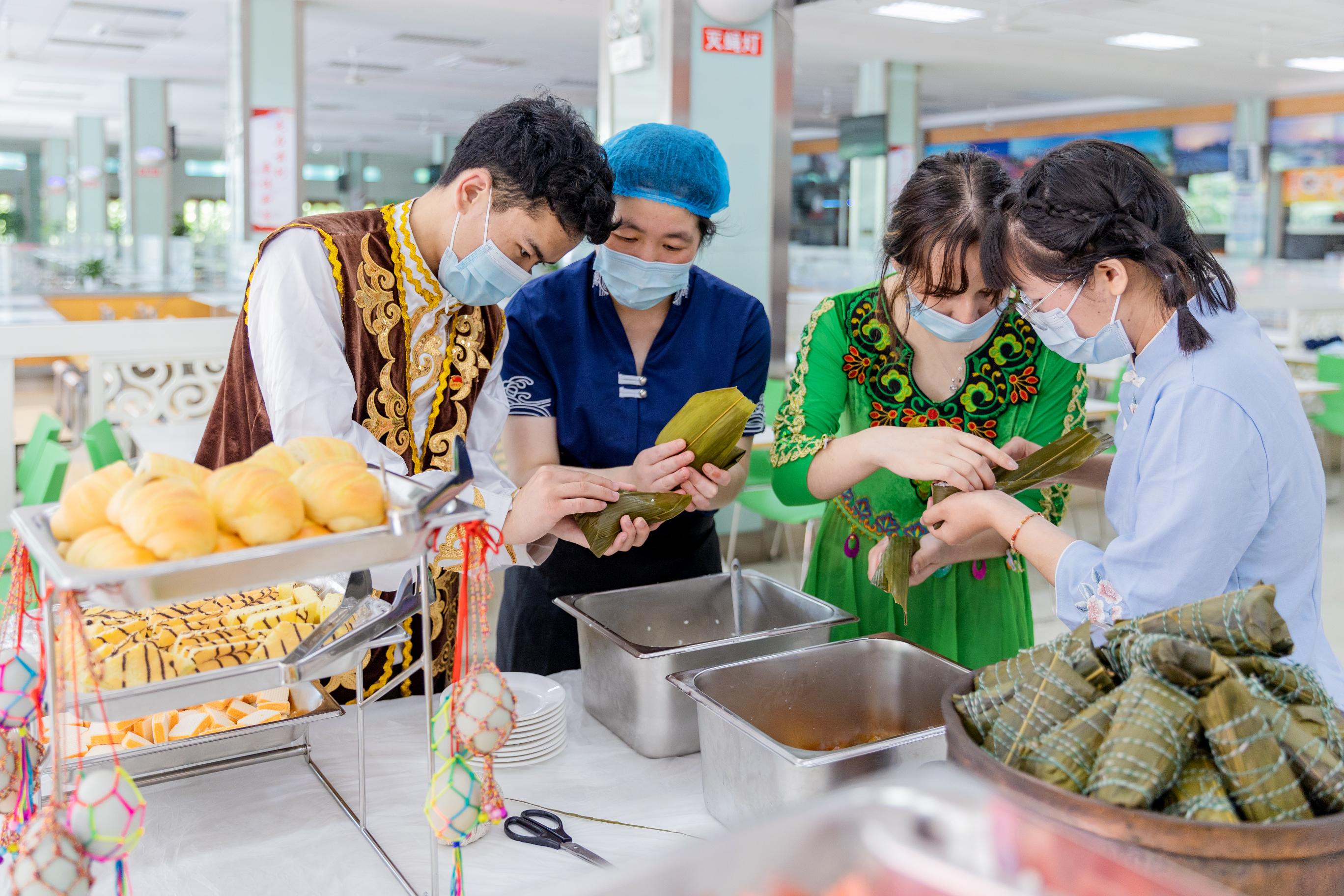 中国计量大学举行“中国梦·民族亲”多民族师生“粽”情端午主题活动,来自学校10余个民族的名师生一起包粽子迎端午。