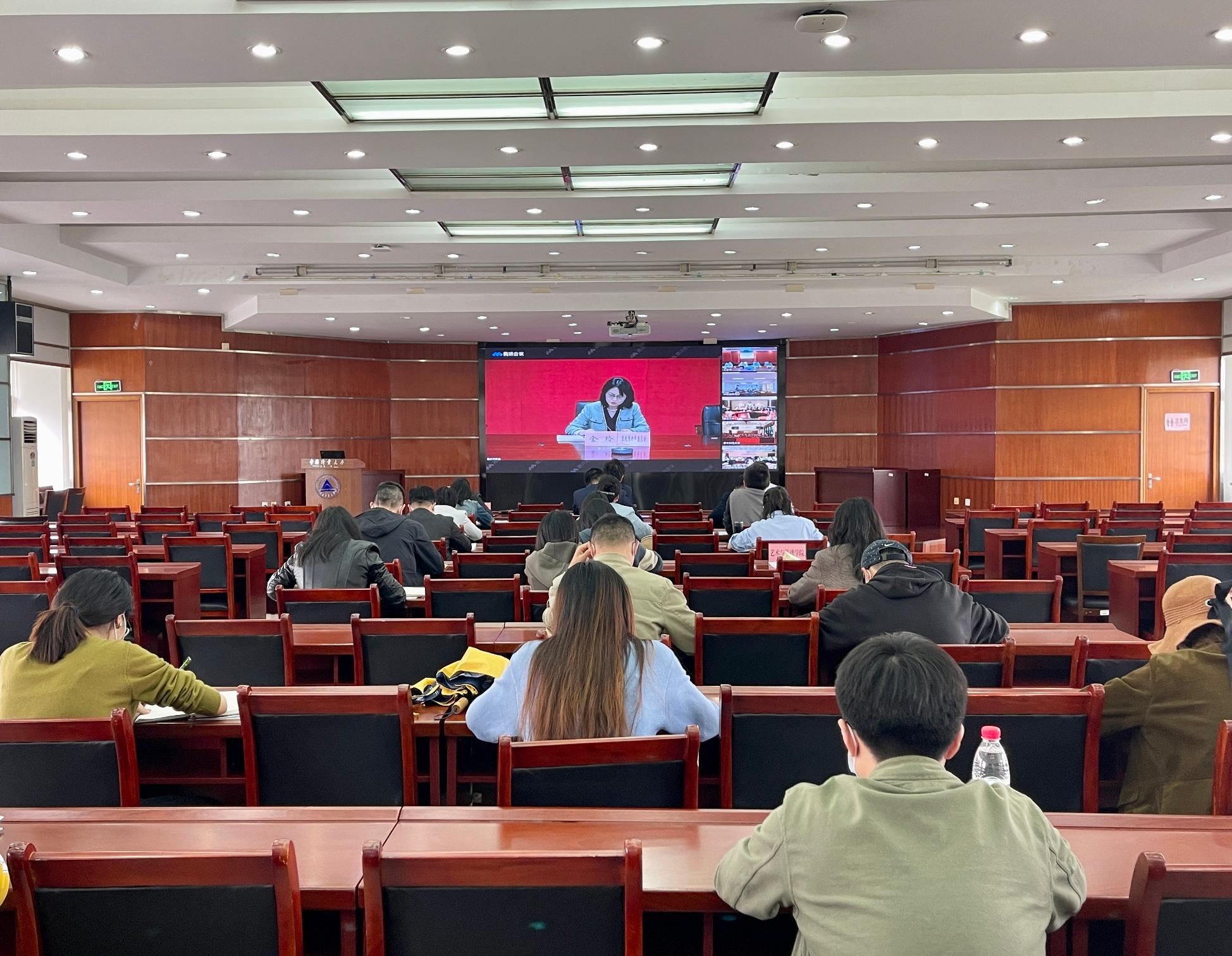 4月19日,教育部召开2022届全国普通高校毕业生就业工作第三次调度视频会议,教育部高校学生司副司长吴爱华、学生服务与素质发展中心副主任宁小华出席会议。我校在明德北楼B6会议室设立分会场,校党委副书记程刚出席会议,学生处、研究生院部门负责人,各学院学工书记、毕业班辅导员实时收看会议。