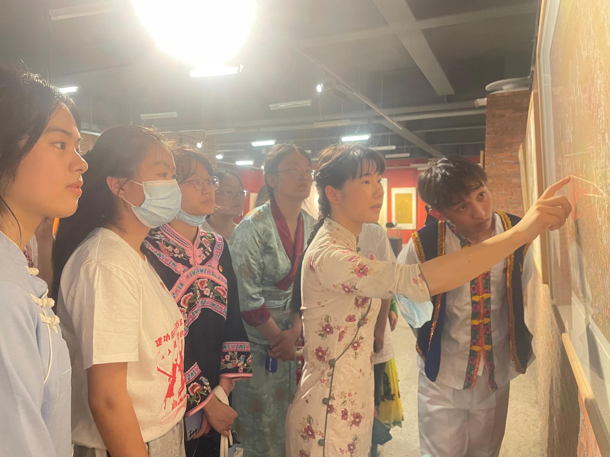 中国计量大学组织9个民族的多民族学生开展“走进非遗 铸牢中华民族共同体意识”的暑期社会实践活动。