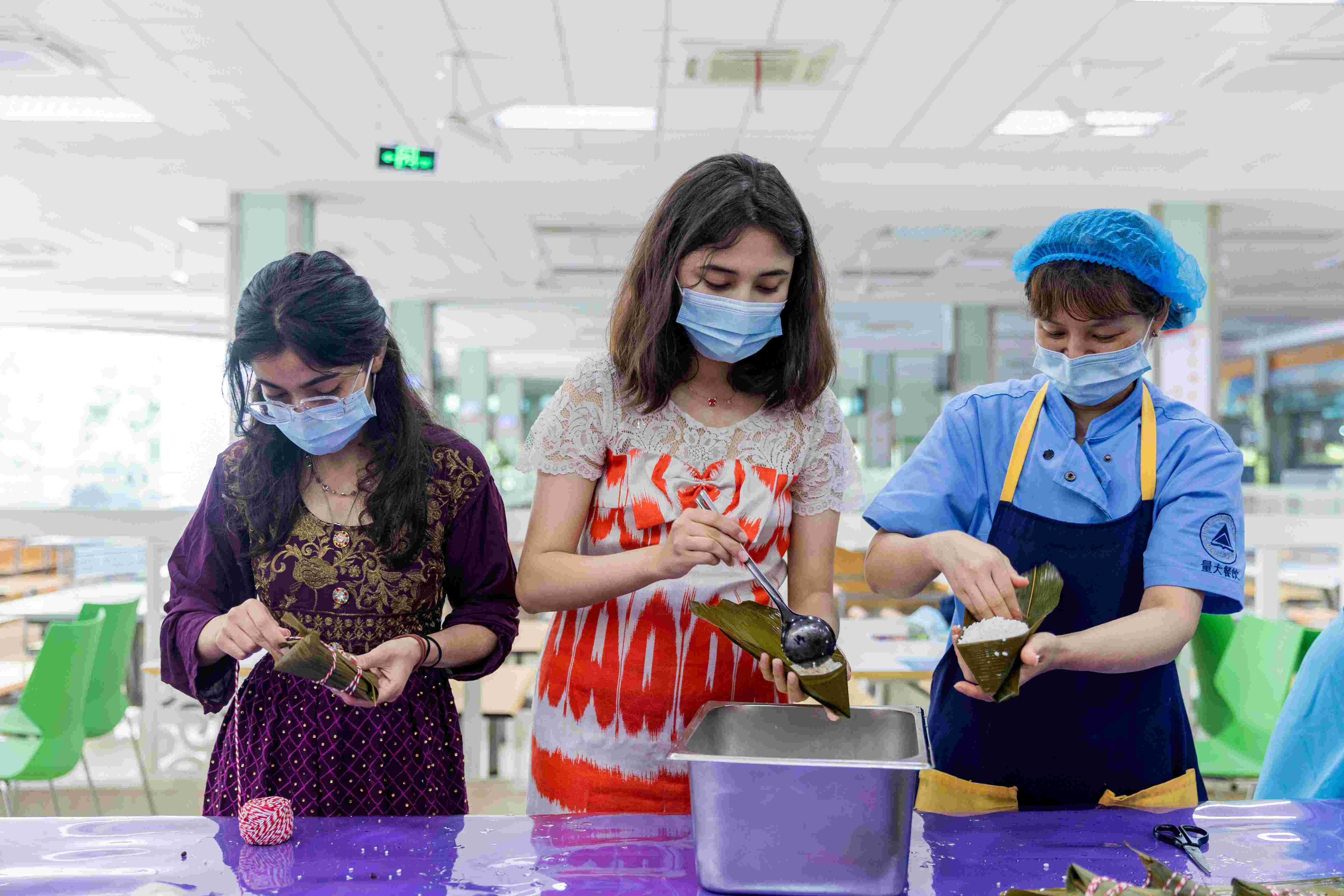 中国计量大学举行“中国梦·民族亲”多民族师生“粽”情端午主题活动,来自学校10余个民族的名师生一起包粽子迎端午。
