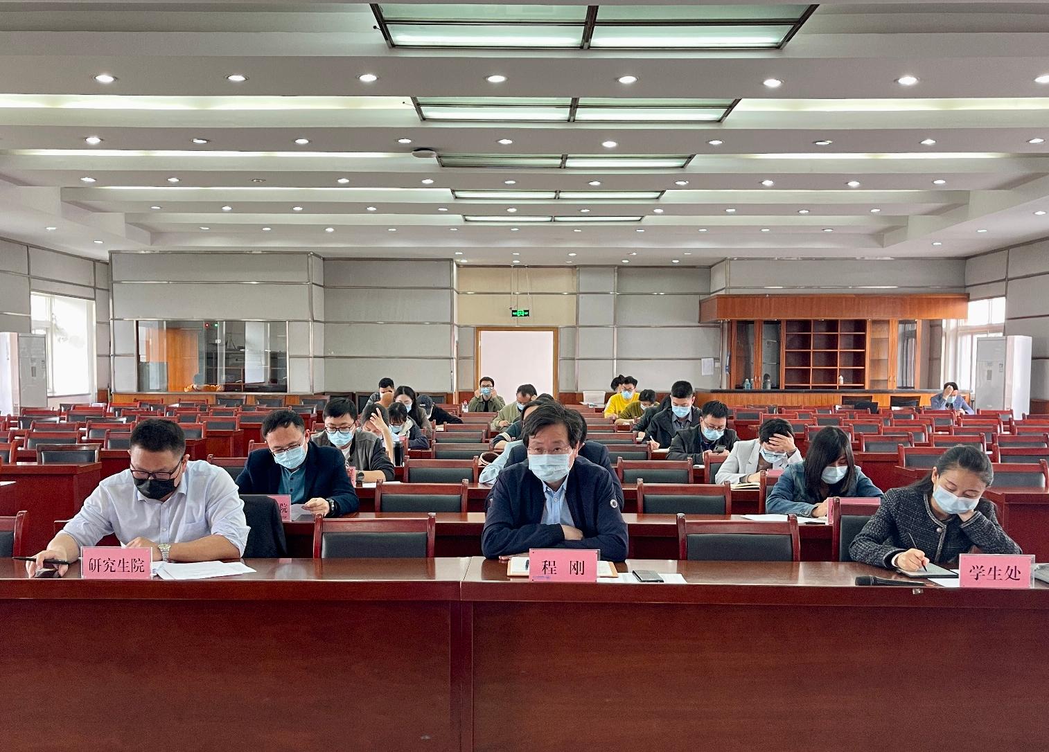 4月19日,教育部召开2022届全国普通高校毕业生就业工作第三次调度视频会议,教育部高校学生司副司长吴爱华、学生服务与素质发展中心副主任宁小华出席会议。我校在明德北楼B6会议室设立分会场,校党委副书记程刚出席会议,学生处、研究生院部门负责人,各学院学工书记、毕业班辅导员实时收看会议。