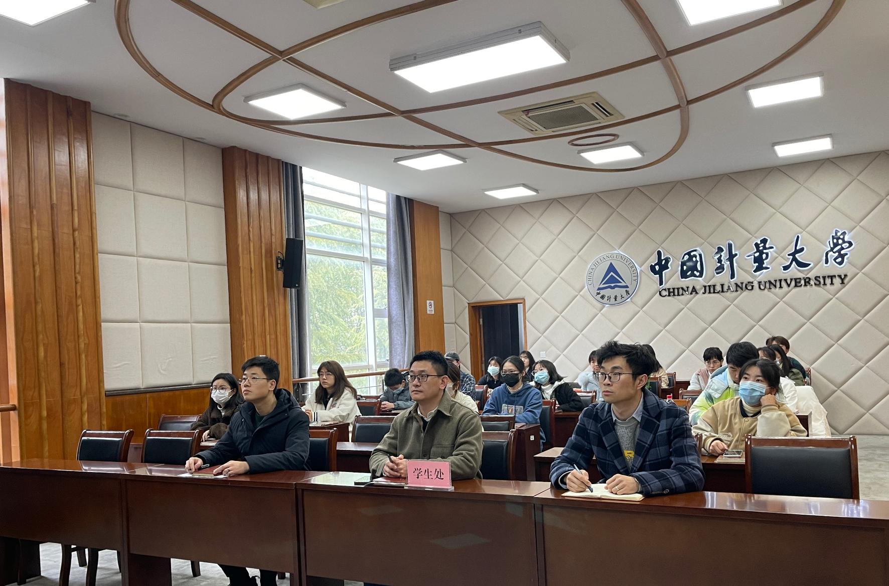 2月28日,2022青年英才聚台州计划暨“智汇台州 百校引才”启动仪式在台州举行。启动仪式采取全程直播,校就业指导中心在闻厅204设置直播分会场,学生处副处长金杰、就业指导中心相关人员和20余名台州籍学生参会收看。