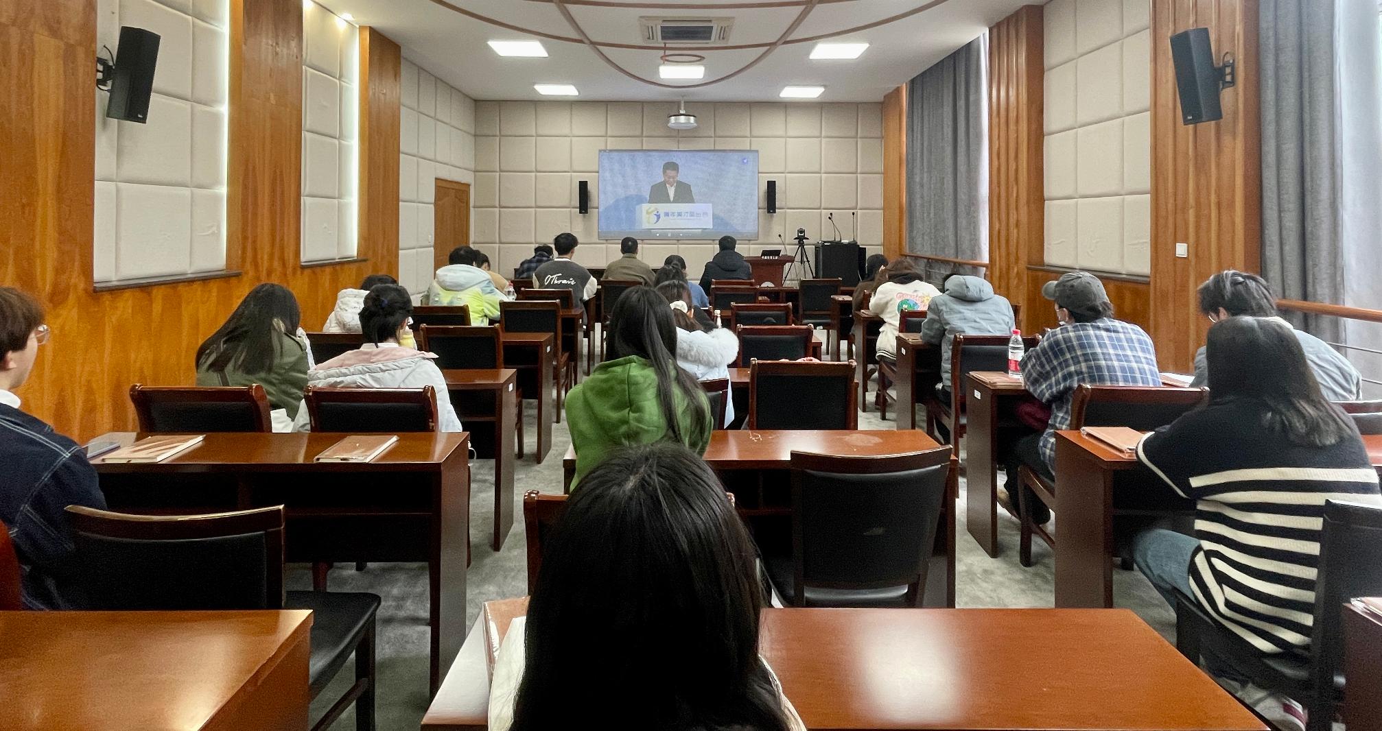 2月28日,2022青年英才聚台州计划暨“智汇台州 百校引才”启动仪式在台州举行。启动仪式采取全程直播,校就业指导中心在闻厅204设置直播分会场,学生处副处长金杰、就业指导中心相关人员和20余名台州籍学生参会收看。