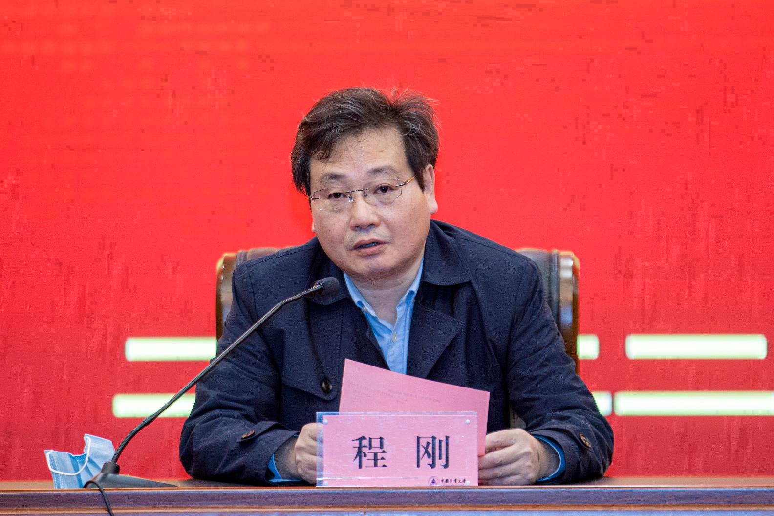 3月3日上午,我校在闻厅二楼报告厅召开2022年度学生工作布置会。会议由校党委副书记程刚主持,各学院学生工作书记、全体辅导员,学工部、研工部、团委工作人员参加会议。